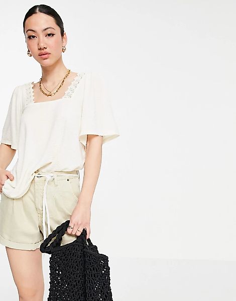 Vero Moda – Gesmokte Bluse in Creme mit eckigem Ausschnitt-Weiß günstig online kaufen