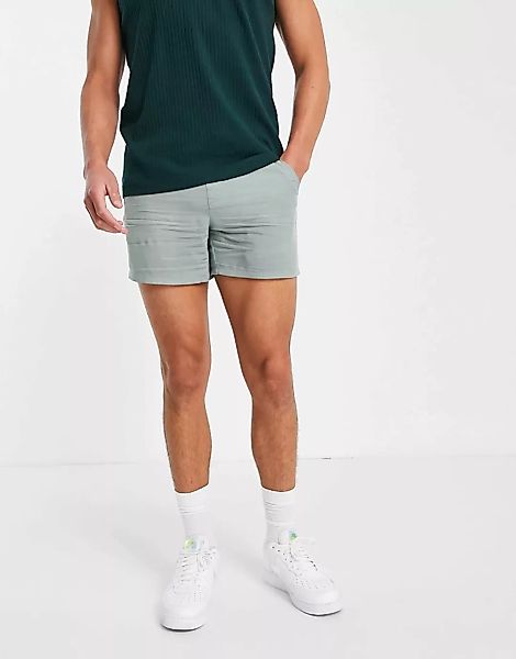 ASOS DESIGN – Leichte, kürzer geschnittene, schmale Shorts in Grün günstig online kaufen