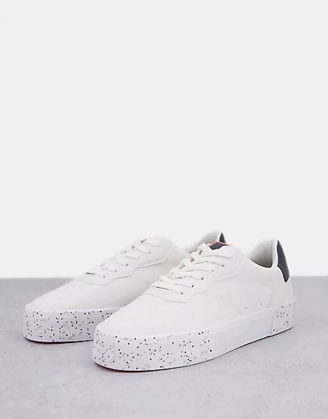 Bershka – Sneaker in Weiß mit Spritzmuster auf der Sohle günstig online kaufen
