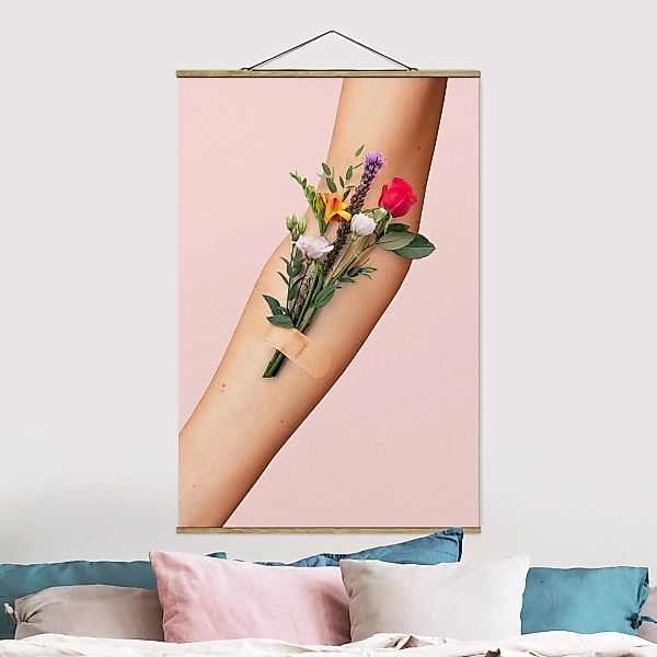 Stoffbild Blumen mit Posterleisten - Hochformat Arm mit Blumen günstig online kaufen