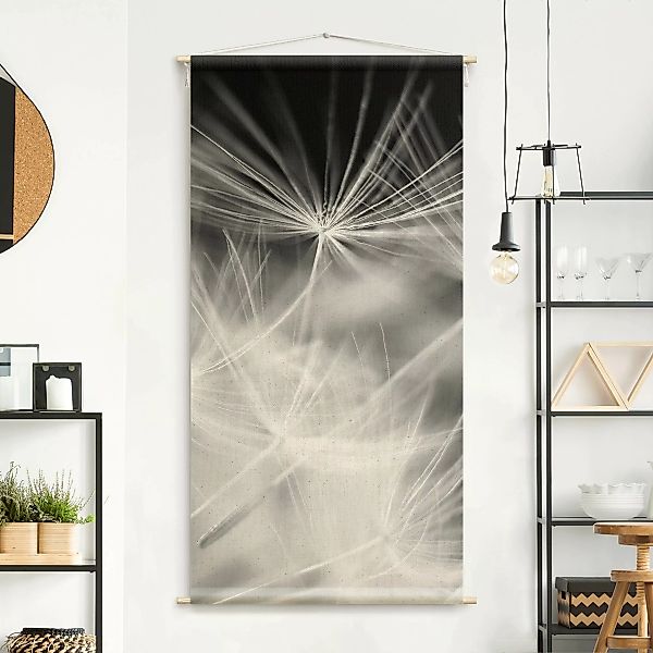 Wandteppich Bewegte Pusteblumen Nahaufnahme auf schwarzem Hintergrund günstig online kaufen