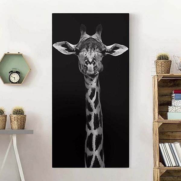 Leinwandbild Schwarz-Weiß - Hochformat Dunkles Giraffen Portrait günstig online kaufen