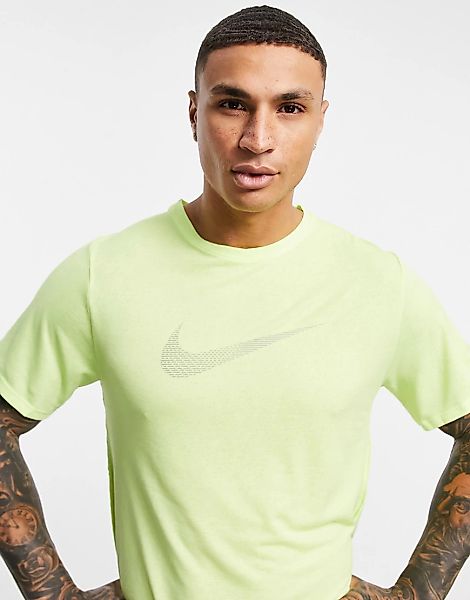 Nike Running – Run Division Miler – T-Shirt in Gelb mit Swoosh-Logo günstig online kaufen