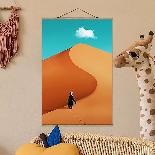 Stoffbild Tiere mit Posterleisten - Hochformat Wüste mit Pinguin günstig online kaufen