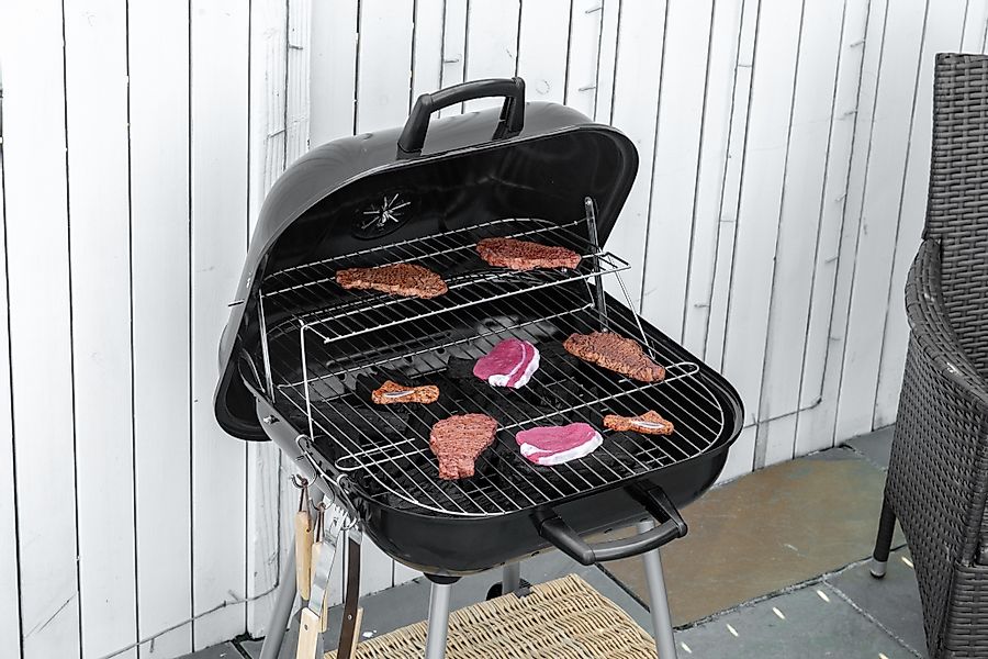 Outsunny Holzkohlegrill BBQ mit 2 Rädern, Kochutensilien, Deckel und Regal günstig online kaufen
