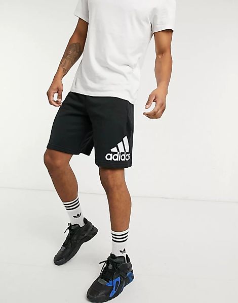 adidas – Training – Shorts mit großem Logo in Schwarz günstig online kaufen