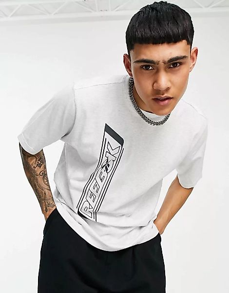 Reebok Classics – T-Shirt in Weiß mit vertikalem Rückenprint günstig online kaufen