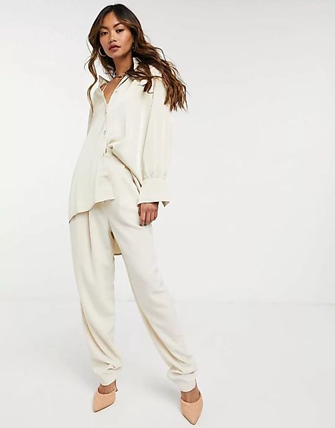 Pretty Lavish – Oversized-Hemd in Taupe mit Bündchen-Weiß günstig online kaufen