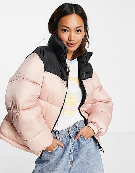 Pull&Bear – Wattierter Mantel in kontrastierendem Schwarz und Rosa-Bunt günstig online kaufen