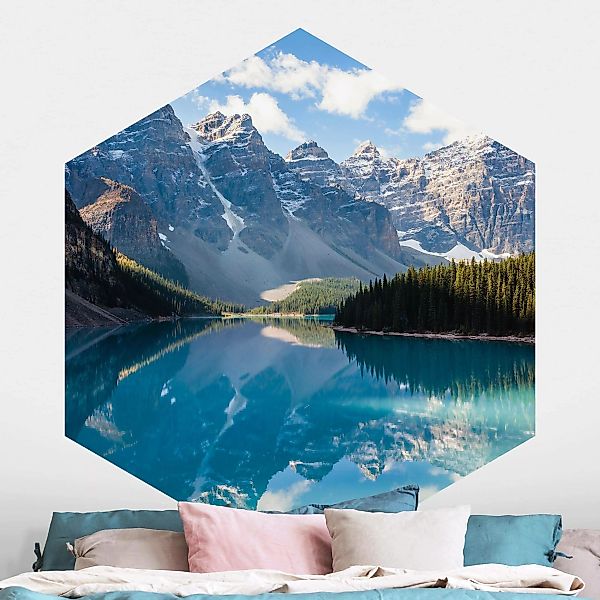 Hexagon Fototapete selbstklebend Kristallklarer Bergsee günstig online kaufen