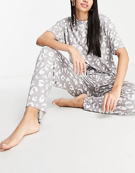 New Look – Weicher Pyjama mit Leopardenmuster in Hellgrau mit T-Shirt und H günstig online kaufen