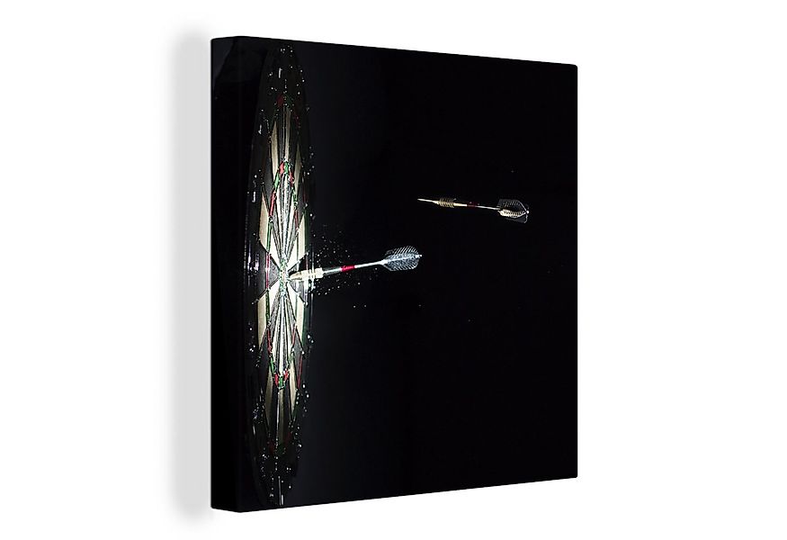 OneMillionCanvasses® Leinwandbild Dartpfeil fliegt auf die Dartscheibe, Fot günstig online kaufen