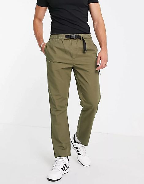 Topman – Gerade geschnittene Hose in Khaki mit Gürtel und Ziernaht-Grün günstig online kaufen