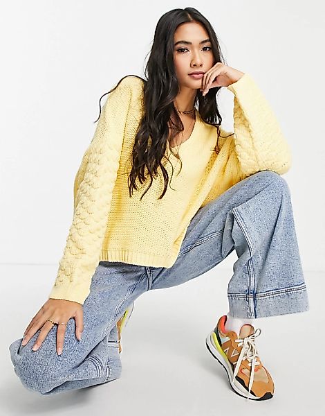 ASOS DESIGN – Pullover in Gelb mit V-Ausschnitt und strukturierten Ärmeln günstig online kaufen
