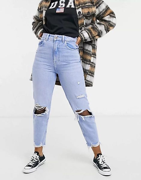 Bershka – Hellblaue Mom-Jeans aus Bio-Baumwolle mit Zierrissen am Knie und günstig online kaufen