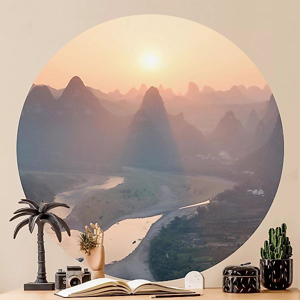 Runde Tapete selbstklebend Sonnenaufgang in Berglandschaft günstig online kaufen