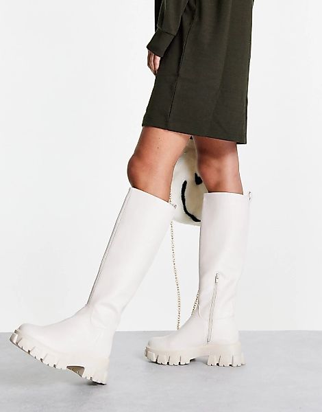 NA-KD Tall – Stiefel in gebrochenem Weiß mit dicker Sohle günstig online kaufen