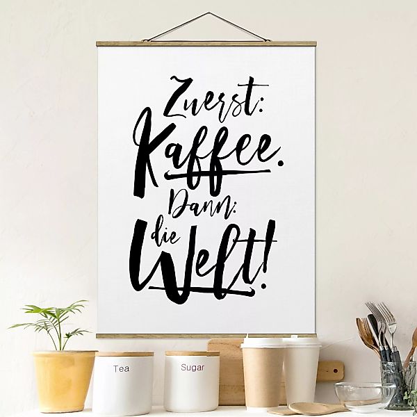 Stoffbild Spruch mit Posterleisten - Hochformat Zuerst Kaffee dann die Welt günstig online kaufen