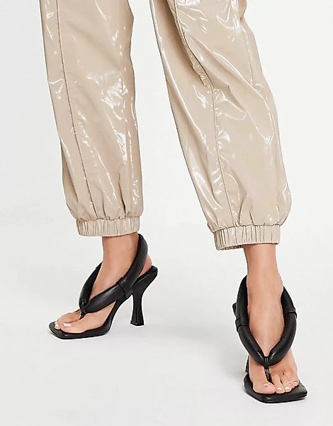 Public Desire – Alina – Sandalen in Schwarz mit gepolstertem Riemen und Zeh günstig online kaufen