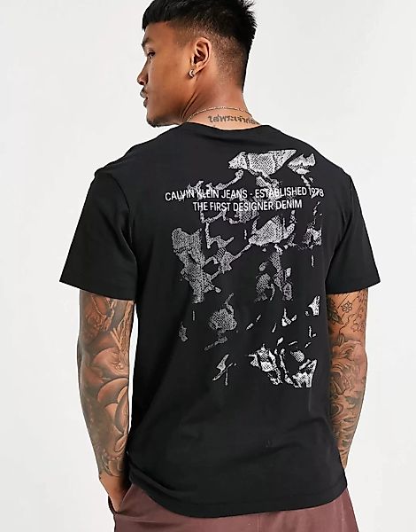 Calvin Klein Jeans – T-Shirt in Schwarz mit Reptilienprint hinten günstig online kaufen