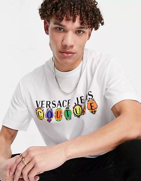 Versace Jeans Couture – T-Shirt in Weiß mit Logos in Anhänger-Optik günstig online kaufen