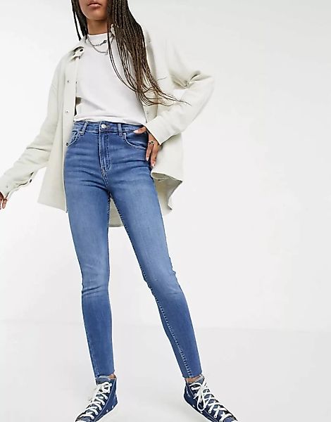Bershka – Eng geschnittene Jeans in Blau mit hohem Bund günstig online kaufen