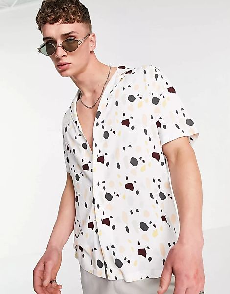 ASOS DESIGN – Lässiges Hemd mit tiefem Reverskragen und Terrazo-Steinprint- günstig online kaufen