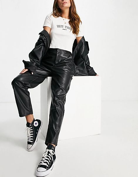 New Look – Hose mit Lederoptik in Schwarz und schmal zulaufendem Bein günstig online kaufen