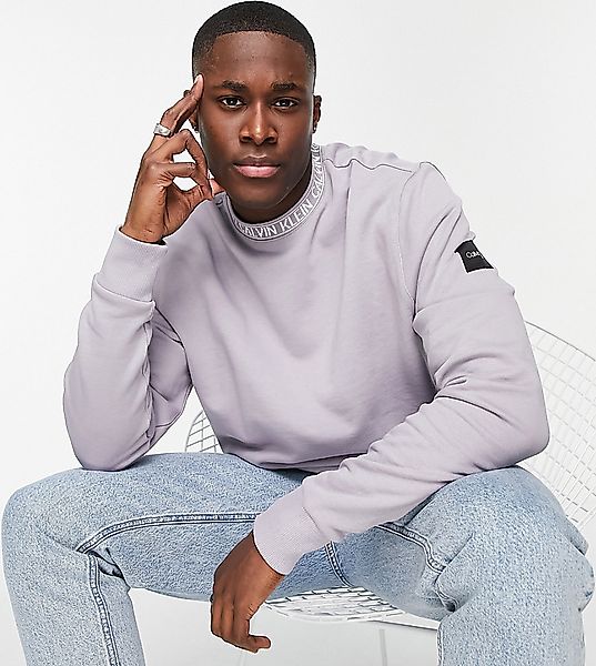 Calvin Klein – Lauf-Sweatshirt in Flieder mit Logo am Ausschnitt, exklusiv günstig online kaufen