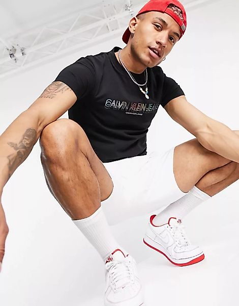 Calvin Klein Jeans – Pride – Schmales T-Shirt in Schwarz mit Regenbogen-Log günstig online kaufen