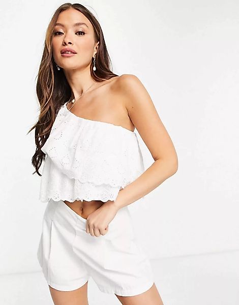 Mango – Bluse in Weiß mit asymmetrischem Ärmel und Lochstickerei günstig online kaufen