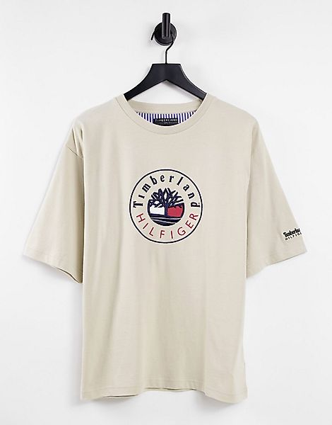 Tommy Hilfiger x Timberland – T-Shirt in Beige mit Logo und Rundhalsausschn günstig online kaufen