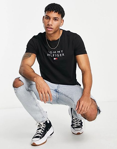 Tommy Hilfiger – T-Shirt in Schwarz mit Stapellogo auf der Brust günstig online kaufen