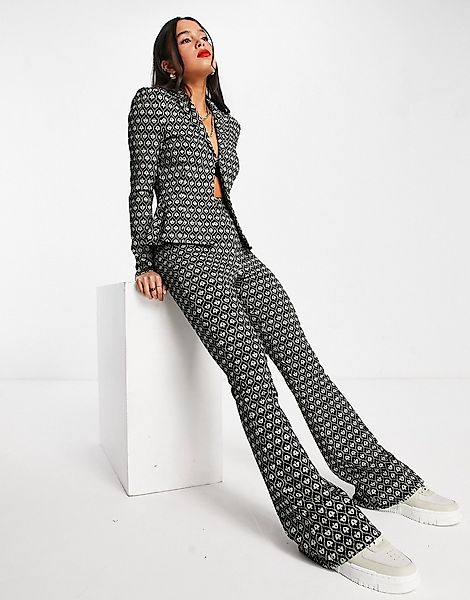 ASOS DESIGN – Ausgestellte Anzughose aus Jersey mit geometrischem Muster in günstig online kaufen