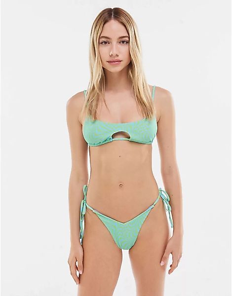 Bershka – Bikinihose in Grün mit geometrischem Muster günstig online kaufen