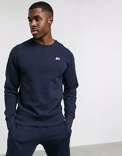 New Balance – Sweatshirt mit kleinem Logo in Marineblau günstig online kaufen