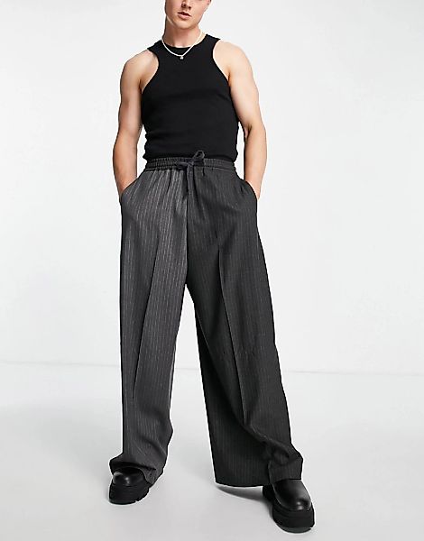 ASOS DESIGN – Elegante, extrem weit geschnittene Hose mit gespleißtem Desig günstig online kaufen