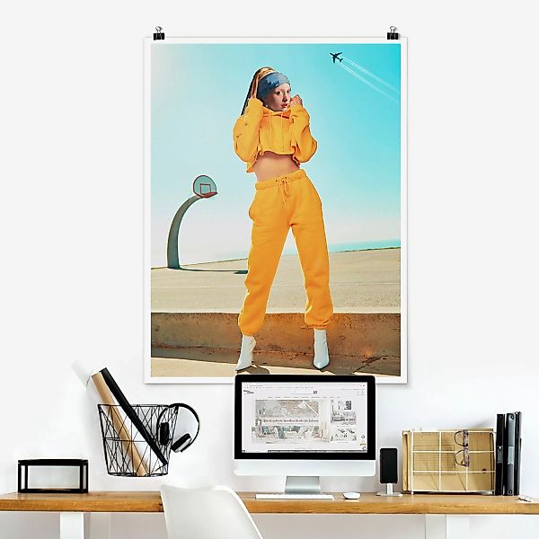 Poster - Hochformat Mädchen mit Jogginghose günstig online kaufen