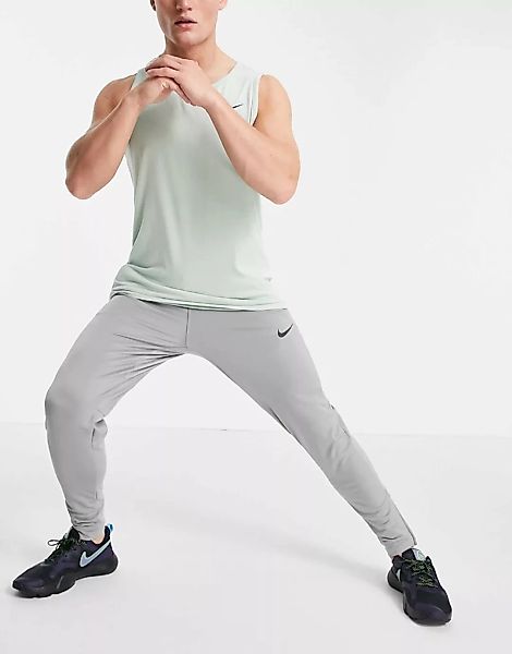 Nike – Pro Training – Jogginghose in Grau günstig online kaufen