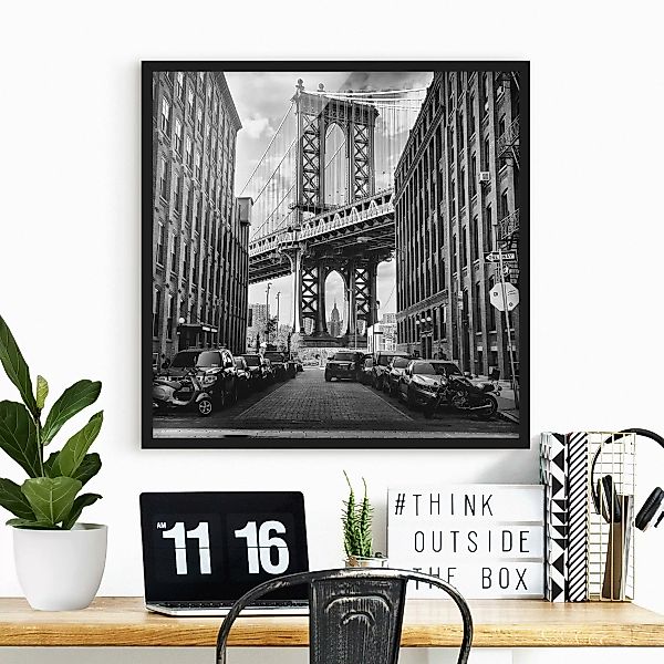 Bild mit Rahmen Architektur & Skyline - Quadrat Manhattan Bridge in America günstig online kaufen