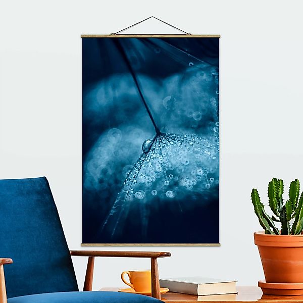 Stoffbild Blumen mit Posterleisten - Hochformat Blaue Pusteblume im Regen günstig online kaufen