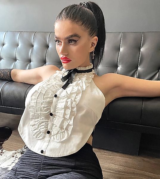 Labelrail x Sophia Hadjipanteli – Rückenfreies Hemd in Weiß mit gerüschter günstig online kaufen