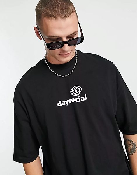 ASOS – Daysocial – Oversize-T-Shirt in Schwarz mit Print auf der Brust günstig online kaufen