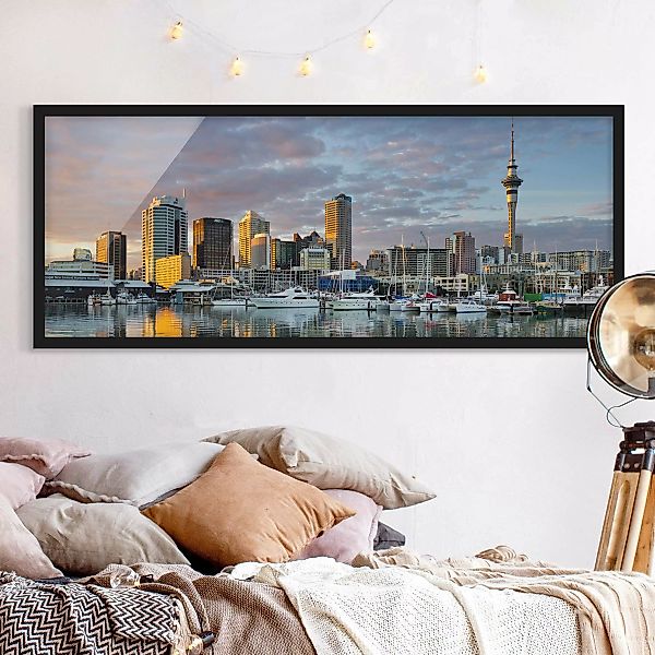 Bild mit Rahmen Architektur & Skyline - Panorama Auckland Skyline Sonnenunt günstig online kaufen