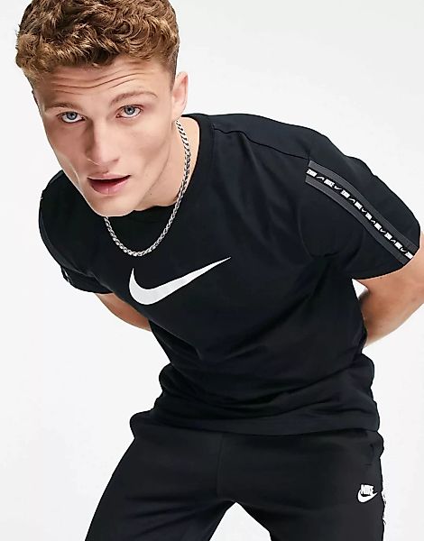 Nike – Repeat – T-Shirt in Schwarz mit Zierstreifen und Swoosh-Logo günstig online kaufen