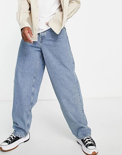 ASOS DESIGN – Locker geschnittene Jeans in verwaschenem Tinted-Mittelblau günstig online kaufen