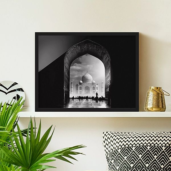 Bild mit Rahmen Architektur & Skyline - Querformat Das Tor zum Taj Mahal günstig online kaufen