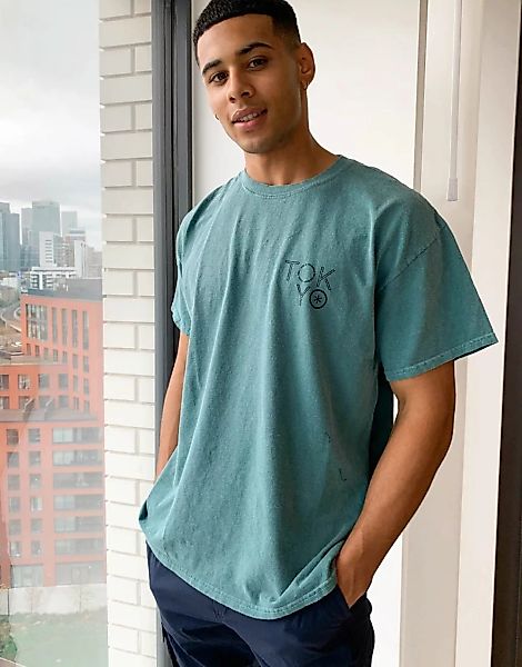 New Look – Oversize-T-Shirt mit Tokyo-Print in überfärbtem Grün günstig online kaufen