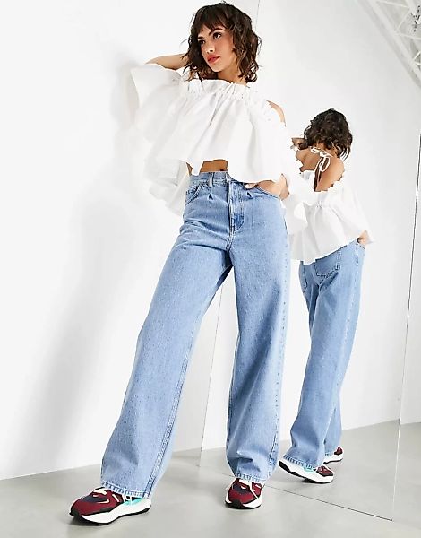 ASOS EDITION – Jeans mit weitem Bein und Bundfalten-Detail in heller Waschu günstig online kaufen