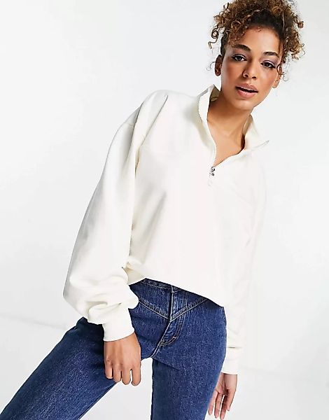 ASOS DESIGN – Sweatshirt in Ecru mit kurzem Reißverschluss-Weiß günstig online kaufen